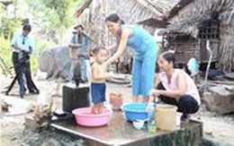Nước ngầm nhiễm thạch tín: Dân vẫn phải sử dụng